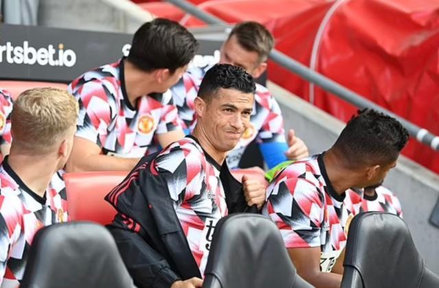 开云体育官网登录-费迪南德：C罗打替补肯定生气，他从不相信自己有错